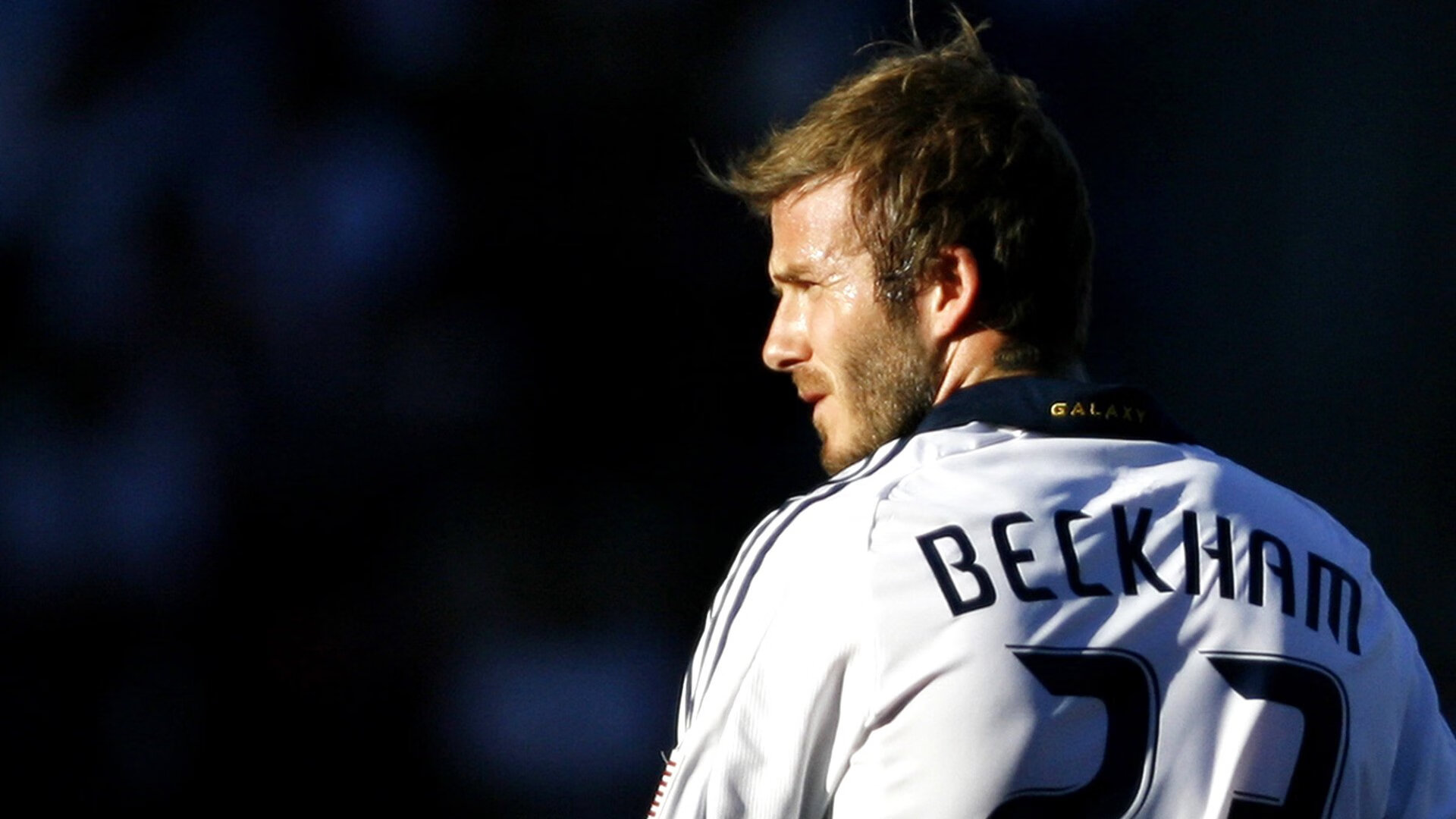 马拉多纳纪念赛在那不勒斯举行 球场内外全部穿10号球衣